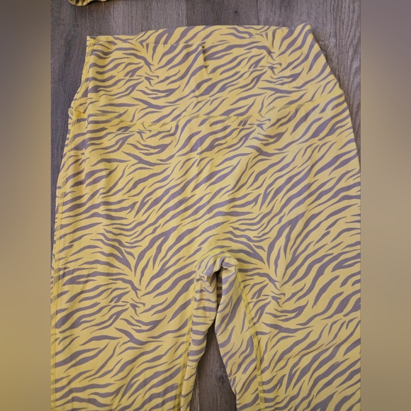 Noire Blanc Lamone Scrunch set - Picture 6 of 9